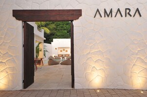 Deluxe Double Room, Balcony | Living area