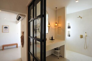 Deluxe-suite | Skrivebord, arbejdsområde til bærbare computere, strygejern/strygebræt