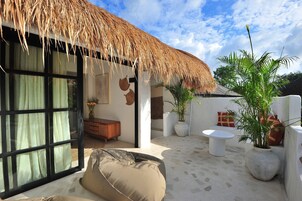 Lejlighed - balkon - udsigt til pool | Skrivebord, arbejdsområde til bærbare computere, strygejern/strygebræt