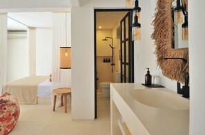 Superior suite, uitzicht op zwembad | Een bureau, een laptopwerkplek, een strijkplank/strijkijzer, gratis wifi