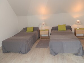2 slaapkamers, een strijkplank/strijkijzer