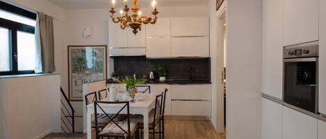 Frigorífico, microondas, horno y placa de cocina