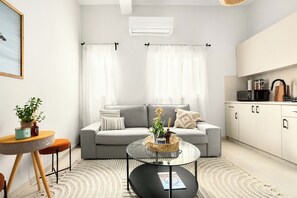 Apartment, Courtyard View | Living area