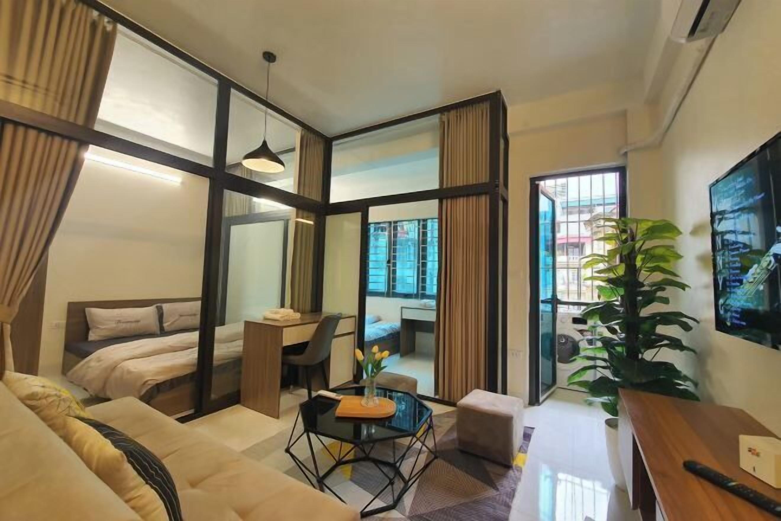 Escritorio, tabla de planchar con plancha, wifi gratis y ropa de cama