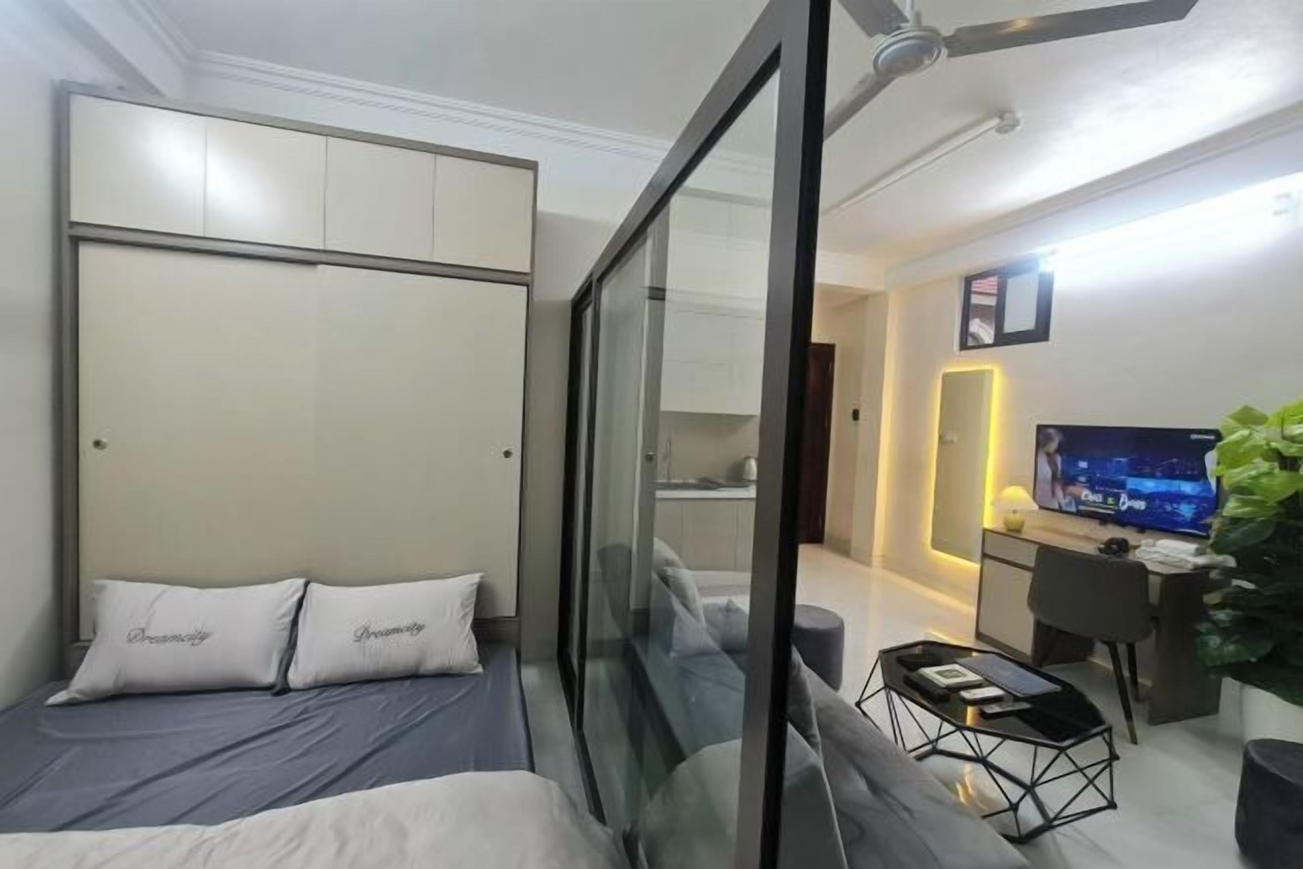 Escritorio, tabla de planchar con plancha, wifi gratis y ropa de cama