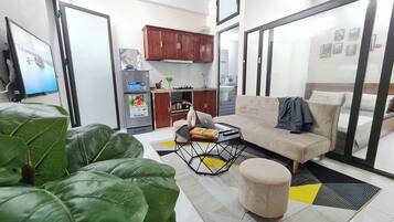 Desk, soundproofing, iron/ironing board, WiFi (free)