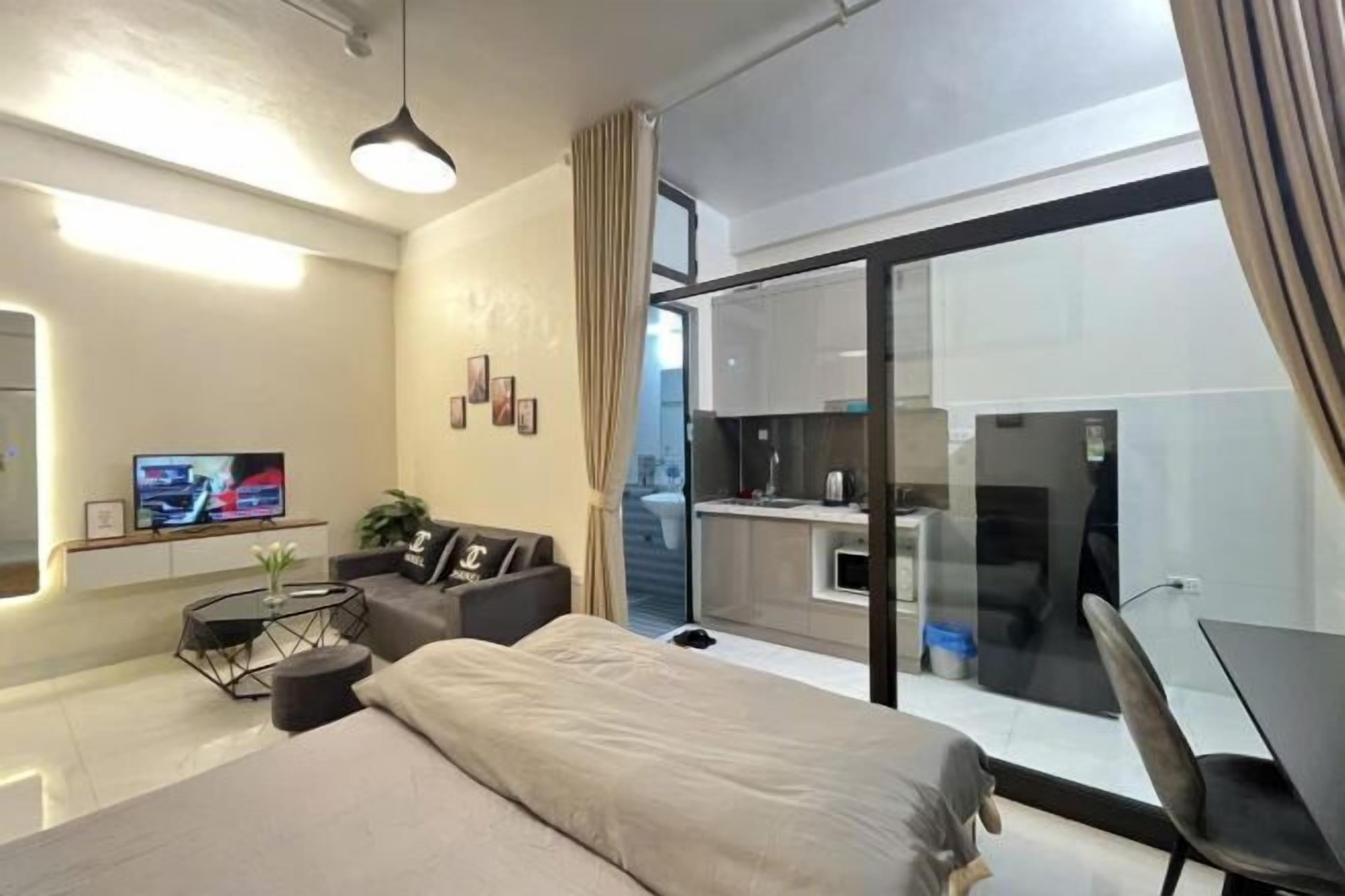 Escritorio, tabla de planchar con plancha, wifi gratis y ropa de cama