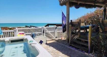 Iguana Azul - Beachfront Getaway - Sunrises, Fishing, Surfing & Rocket Launches!