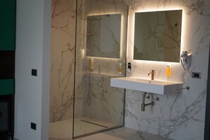 Chambre Double Supérieure, vue jardin | Salle de bain | Sèche-cheveux, serviettes fournies, savon, shampoing