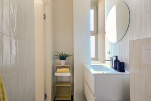 Shower, hair dryer, bidet, towels