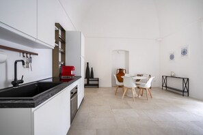 Réfrigérateur, un four, surface de cuisson, cafetière-théière