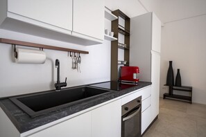 Refrigerador, horno, parrilla de estufa y cafetera y tetera 