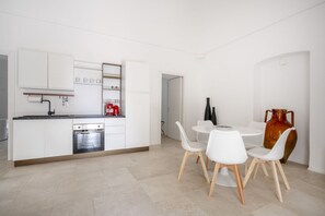Refrigerador, horno, parrilla de estufa y cafetera y tetera 