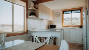 Coffee/tea maker, fridge, microwave, oven - Spindrift Falmouth, adventurers coastal haven (Break O'Day)