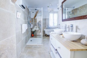 Hair dryer, bathrobes, towels, soap - MANOIR LE COUTUREAU (Rouffignac-de-Sigoulès)