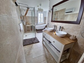 Apolline Superior Double Room, Garden View | Salle de bain | Sèche-cheveux, peignoirs, serviettes fournies, savon