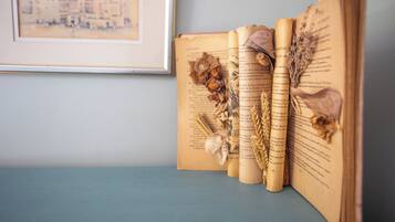 Un libro abierto con páginas visibles, decorado con flores y hojas secas.