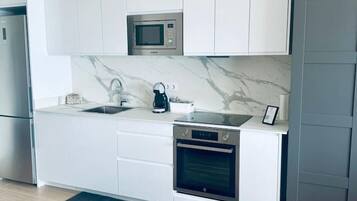 Frigorifero, microonde, forno, piano cottura