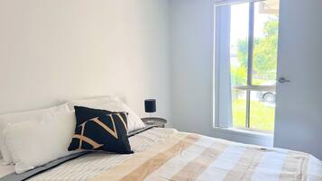 4 slaapkamers, een strijkplank/strijkijzer, reisbedje, gratis wifi