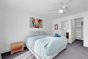 3 slaapkamers, een strijkplank/strijkijzer, reisbedje, gratis wifi