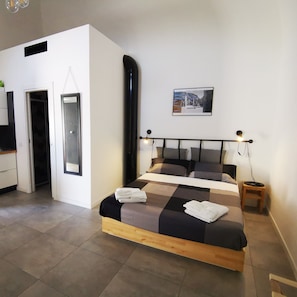 Studio, 1 Queen Bed with Sofa bed, Kitchenette | Iron/ironing board, free WiFi