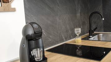 Studio, 1 grand lit et 1 canapé-lit, coin cuisine | Cuisine privée | Machine à expresso