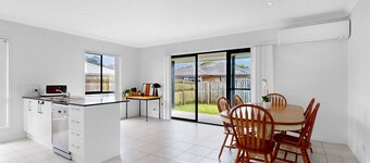 Coomera Family Home - Sleeps up to 8 People
