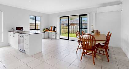 Coomera Family Home - Sleeps up to 8 People