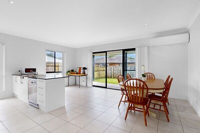 Coomera Family Home - Sleeps up to 8 People