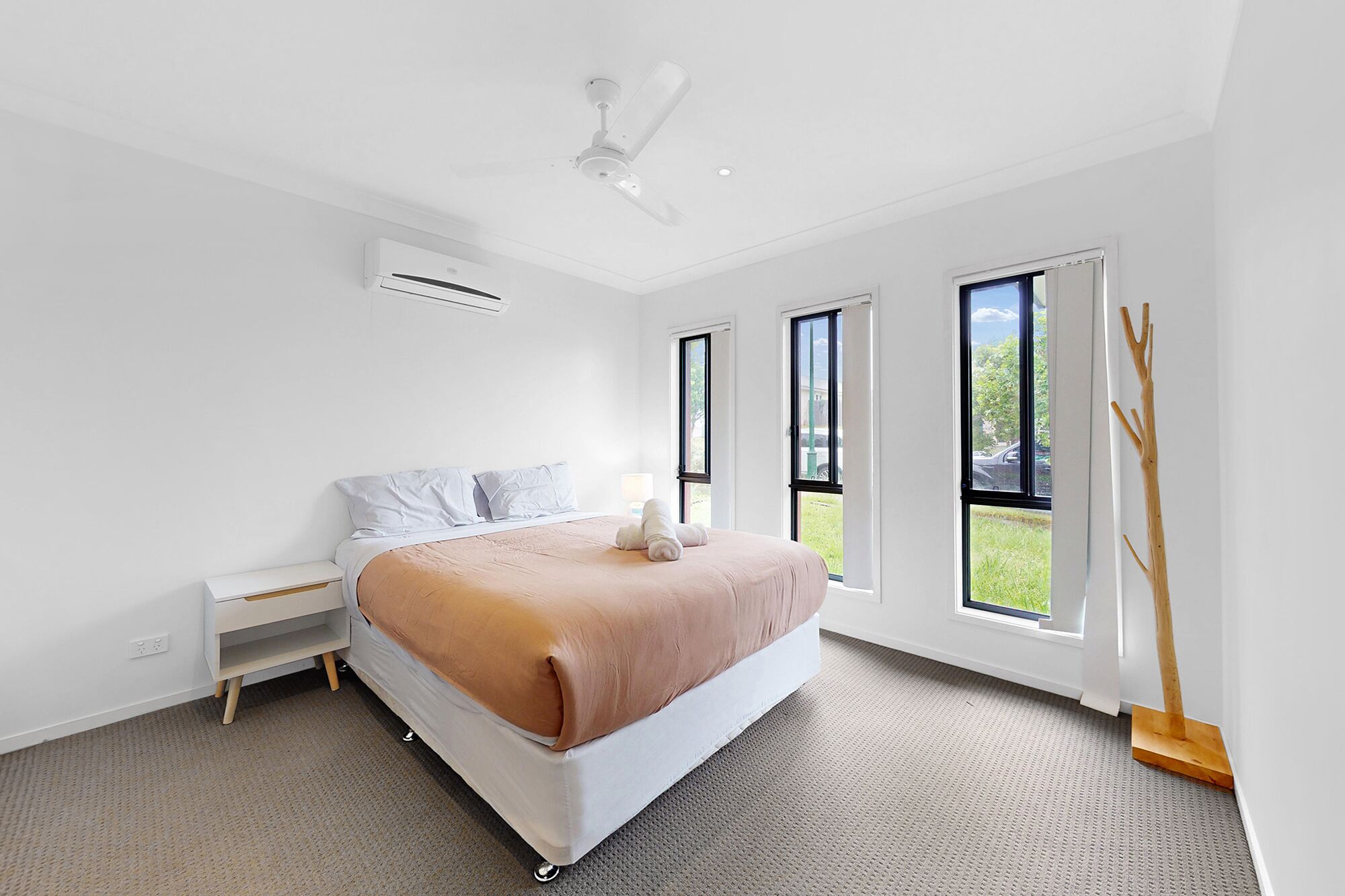 4 bedrooms, desk, iron/ironing board, travel cot