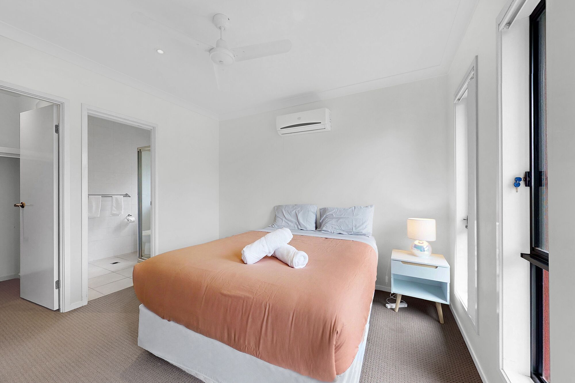 4 quartos, escrivaninha, ferros/tábuas de passar roupa, berço de viagem