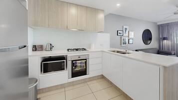 Réfrigérateur, micro-ondes, four, plaque de cuisson