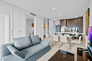 Smart TV, offices - Elegant Urban Hideaway - South Brisbane (Brisbane)