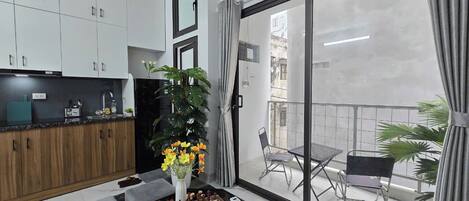 Standard-Doppelzimmer, 1 King-Bett, rollstuhlgeeignete Dusche, Küche | 1 Schlafzimmer, Bettwäsche aus ägyptischer Baumwolle