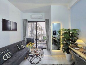 25-inch Smart TV with digital channels - The Chilling'N Homestay (Hanoi)