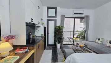 Quarto casal standard, 1 cama King, chuveiro com barras de apoio, cozinha | Roupas de cama de algodão egípcio, roupas de cama premium, escrivaninha