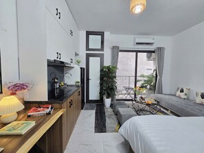 Standard Double Room, 1 King Bed, Roll-in Shower, Kitchen