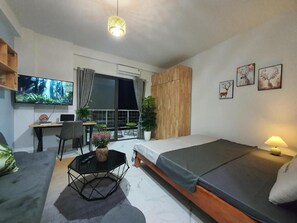 Comfort Apartment | Egyptian cotton sheets, premium bedding, desk, soundproofing - The Chilling'N Homestay (Hanoi)