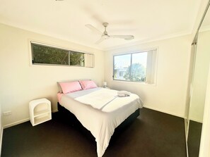 3 bedrooms, iron/ironing board, free WiFi, bed sheets - Homely Townhouse with Pools (Moreton Bay City)