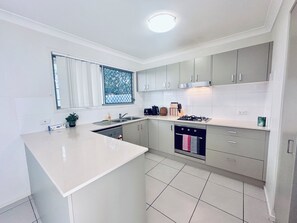 ثلاجة، ميكروويف، فرن، موقد طهي مسطح