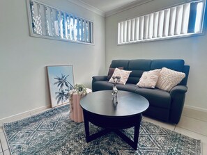 Smart TV - Homely Townhouse with Pools (Moreton Bay City)