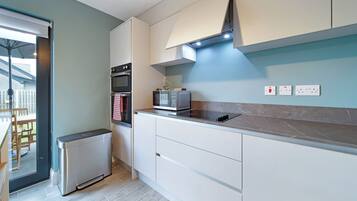 Een koelkast, een magnetron, een oven, een vaatwasser