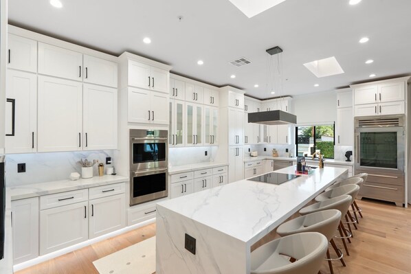Fridge, microwave, oven, stovetop - Casa Privada Experience|Luxe 5 Star Old Town Villa (Scottsdale)