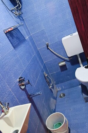Shower, towels, soap - Star Palace Inn  (Manjhanpur)