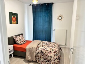 3 bedrooms, iron/ironing board, WiFi, bed sheets