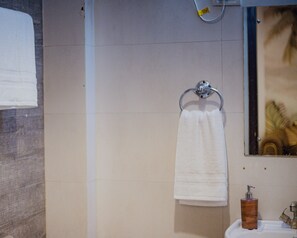 Een bidet, handdoeken, toiletpapier