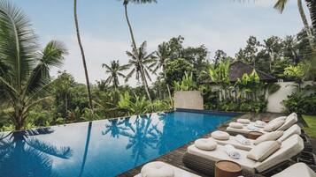 Kolam renang outdoor, dengan kursi berjemur