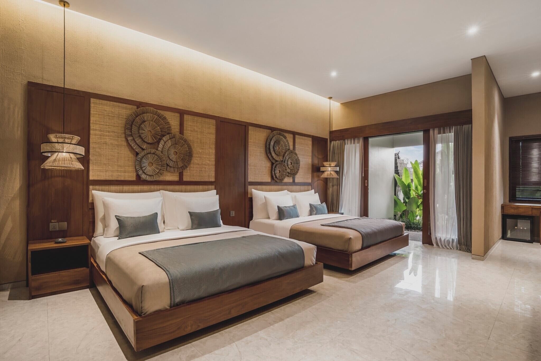 Quarto de hotel moderno com duas camas, uma grande obra de arte na parede e vista para a cidade.