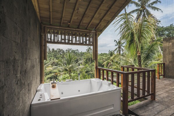 1 Bedroom Villa with Jacuzzi | 浴室 | 獨立浴缸和淋浴設備、淋浴花灑、免費盥洗用品、吹風機