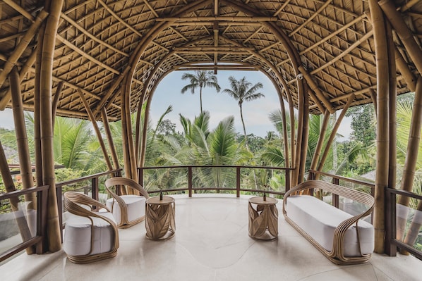 50-inch Smart TV with digital channels, Netflix, streaming services - Maar Resort & Spa Ubud by Ini Vie Hospitality (Payangan)